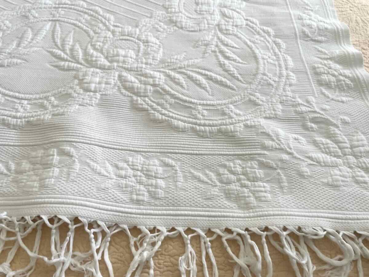 Large Blanket In Marseillais Piqué, Imposing Relief, Knotted Fringes- Antique Linen-photo-1