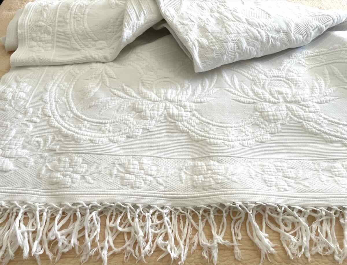Large Blanket In Marseillais Piqué, Imposing Relief, Knotted Fringes- Antique Linen