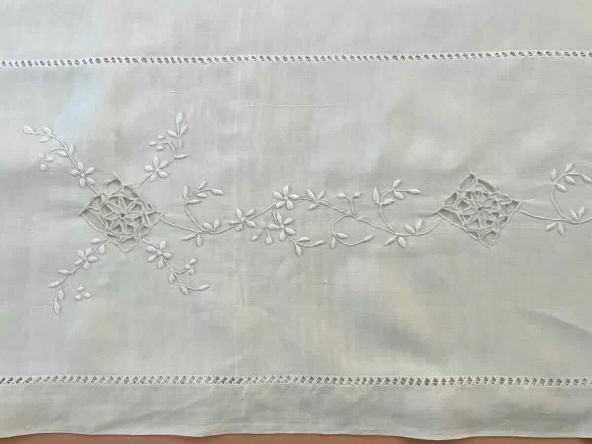 Drap  monogramme RB  brodé main sur lin, guirlandes fleuries jours- Linge Ancien-photo-3