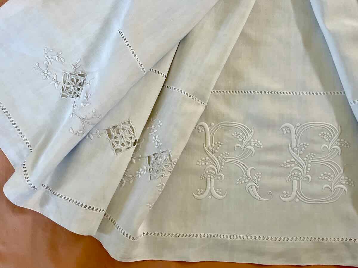 Drap  monogramme RB  brodé main sur lin, guirlandes fleuries jours- Linge Ancien-photo-4