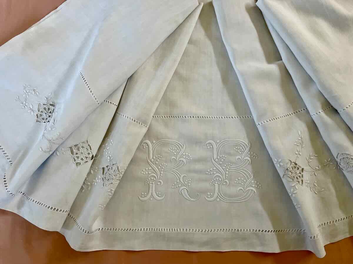 Drap  monogramme RB  brodé main sur lin, guirlandes fleuries jours- Linge Ancien-photo-2