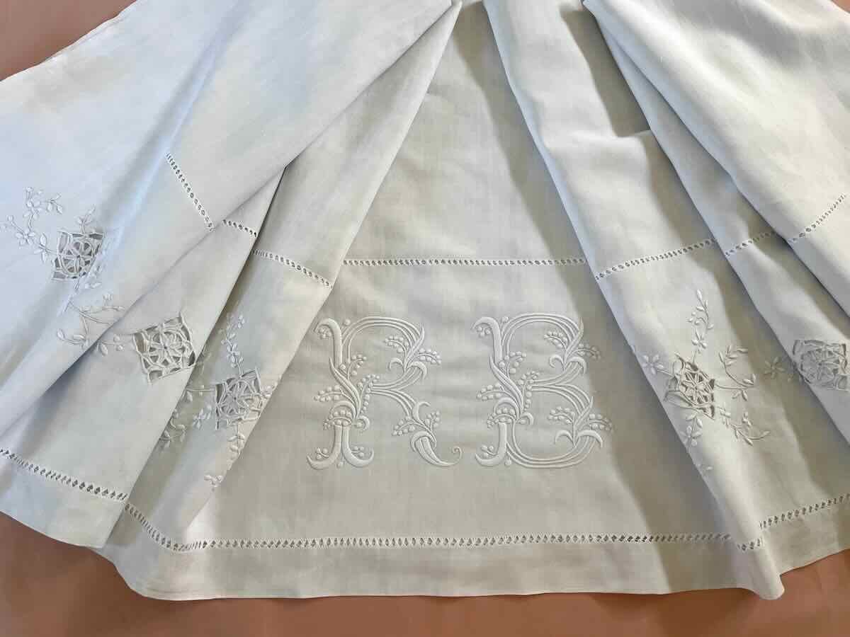 Drap  monogramme RB  brodé main sur lin, guirlandes fleuries jours- Linge Ancien