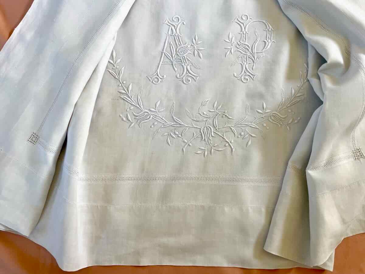 Drap une personne lin fin AP brodé main, découverte avec retours- Linge Ancien-photo-2