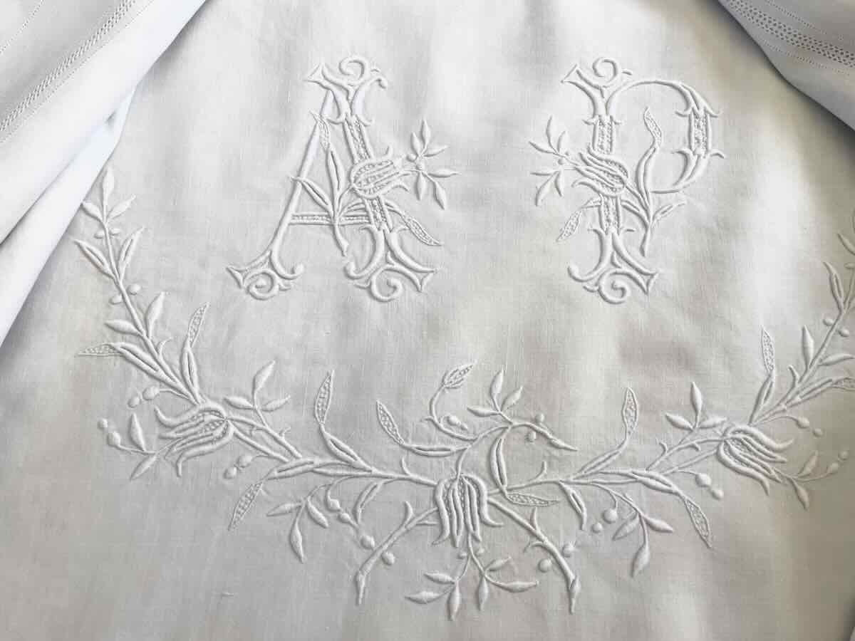 Drap une personne lin fin AP brodé main, découverte avec retours- Linge Ancien-photo-3