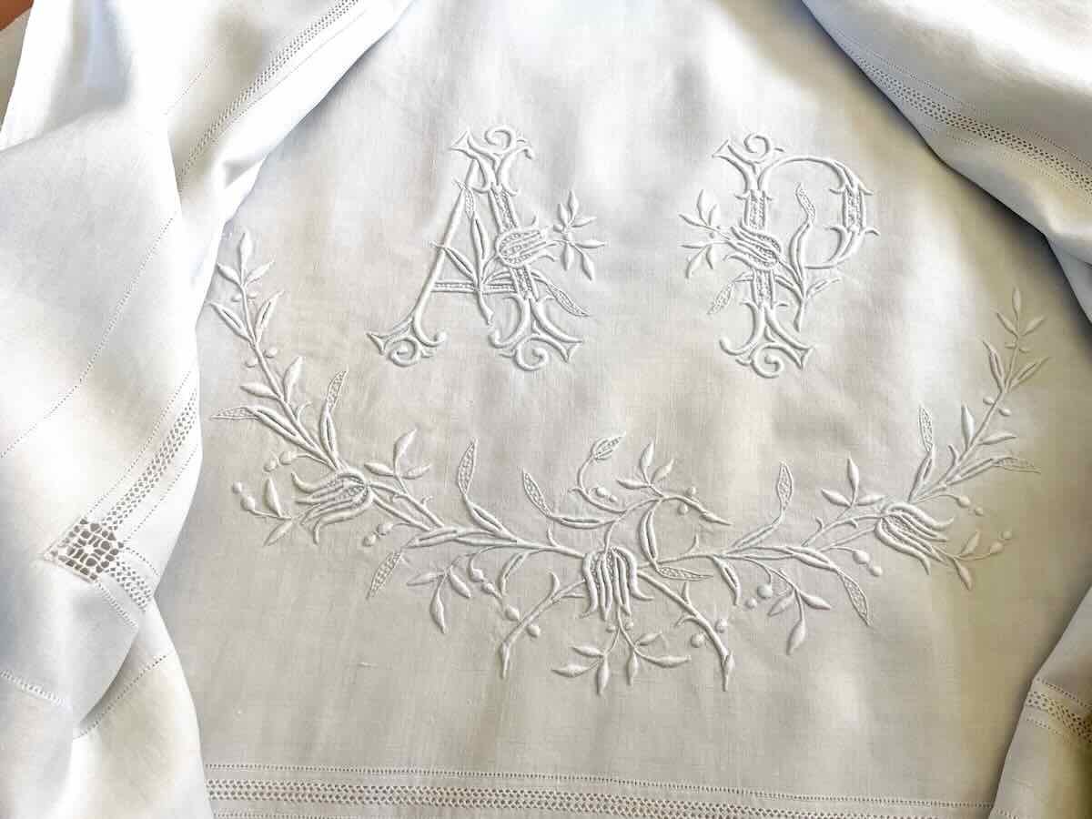 Drap une personne lin fin AP brodé main, découverte avec retours- Linge Ancien