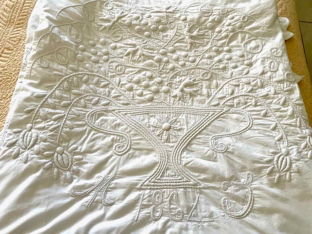 Set Of Two 19th-century Ceremonial Pillowcases With Boutis Embroidery - Antique Linen-photo-2