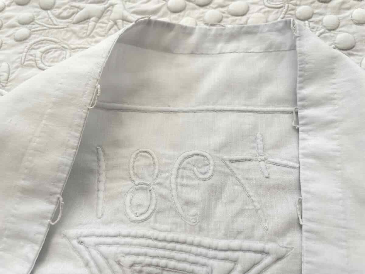 Set Of Two 19th-century Ceremonial Pillowcases With Boutis Embroidery - Antique Linen-photo-1