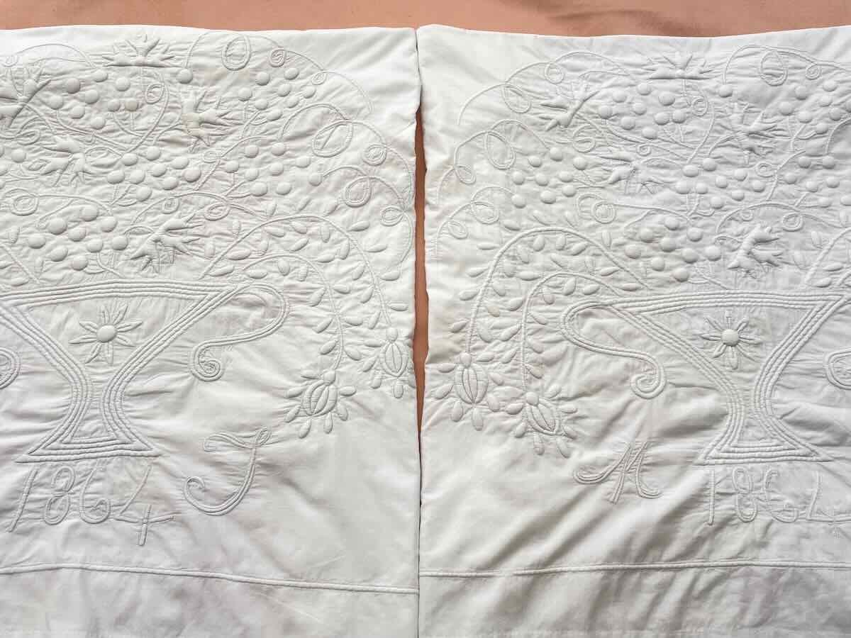 Set Of Two 19th-century Ceremonial Pillowcases With Boutis Embroidery - Antique Linen-photo-2