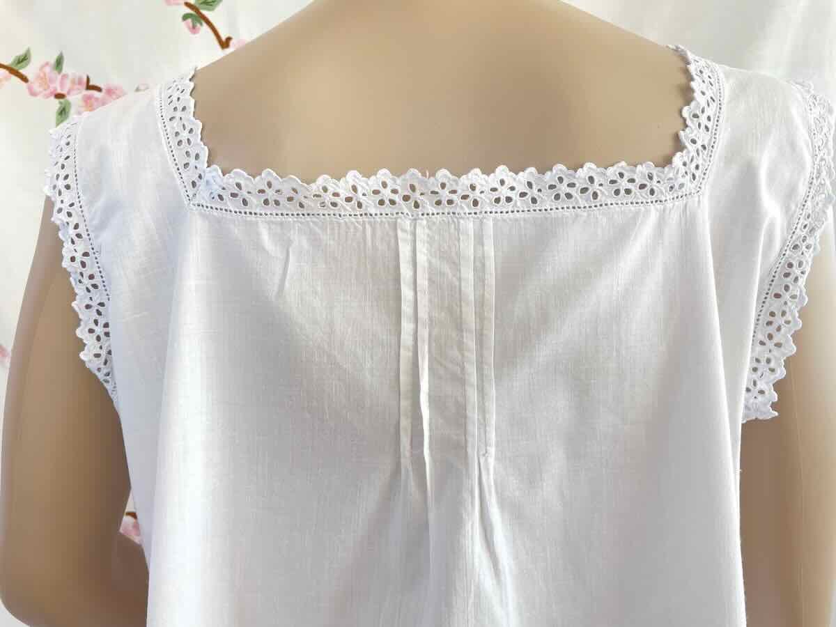 Chemise de jour sur toile de fin coton avec  broderie blanche- Linge Ancien-photo-1