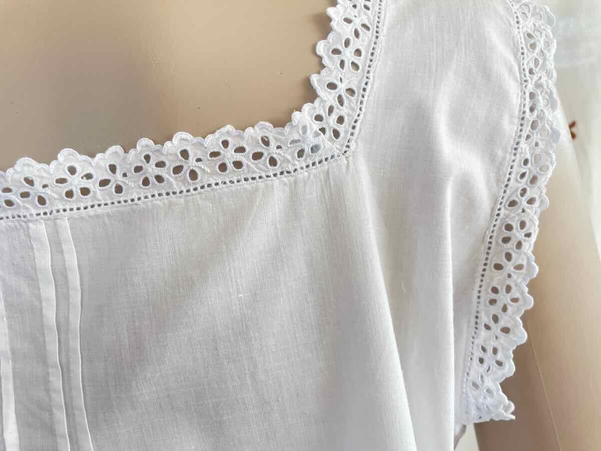 Chemise de jour sur toile de fin coton avec  broderie blanche- Linge Ancien-photo-2