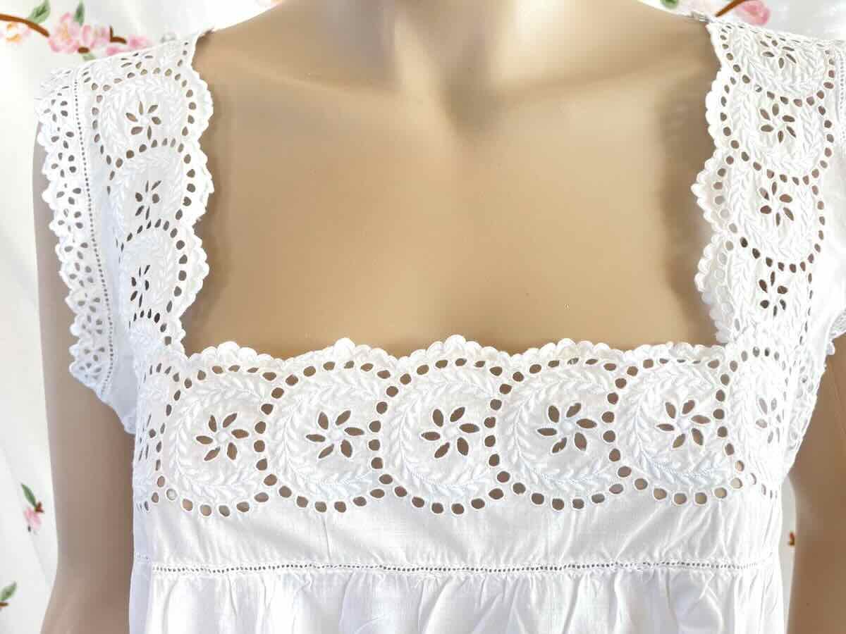 Chemise de jour sur toile de fin coton avec  broderie blanche- Linge Ancien