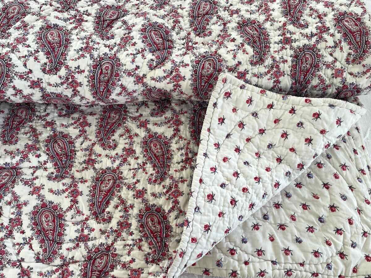 Courtepointe piquée main: motifs à palmettes et petits motifs fleuris,époque XIX