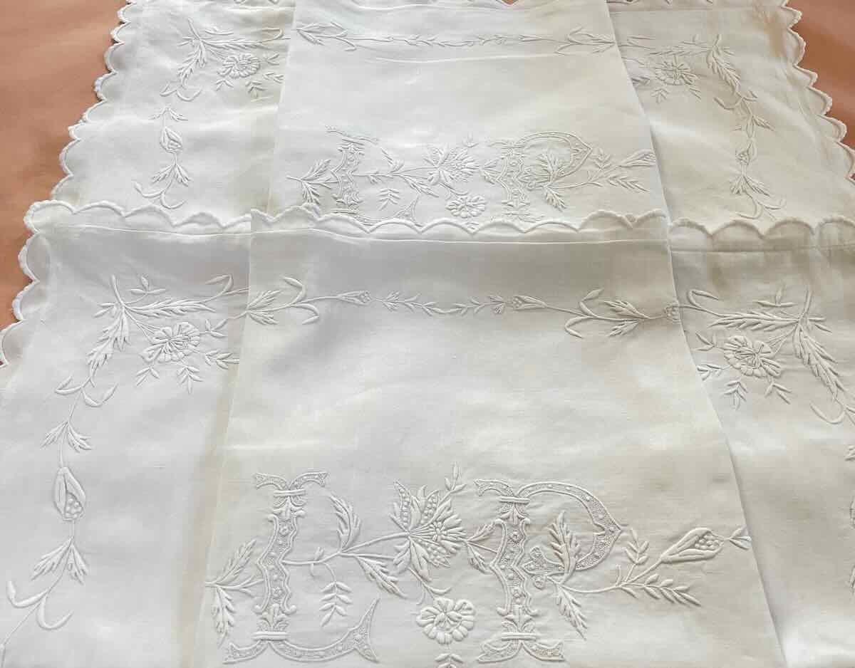 Paire de taies "LP" en fil lin ,  belles broderies main - Linge Ancien