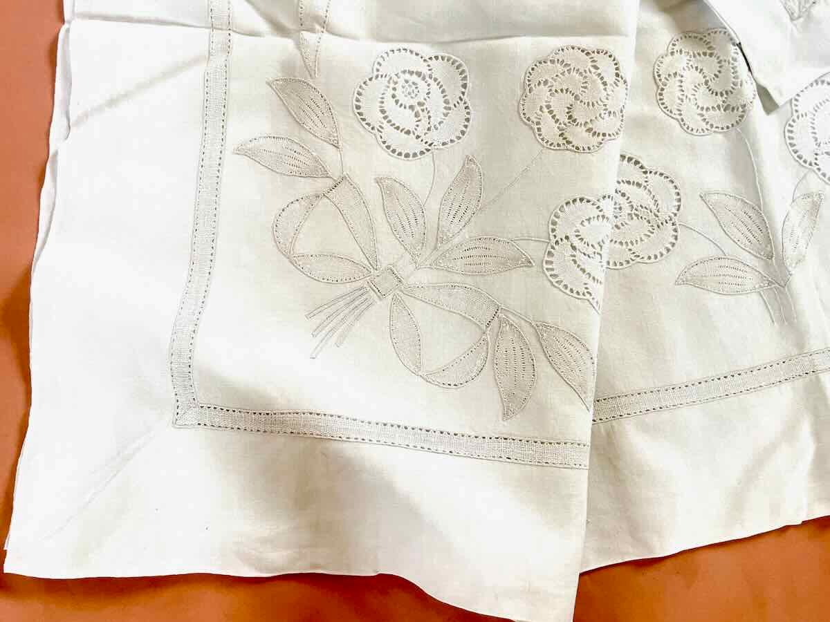Parure  lin , incrustations en dentelle aux fuseaux du Puy entièrement main - Linge Ancien-photo-2