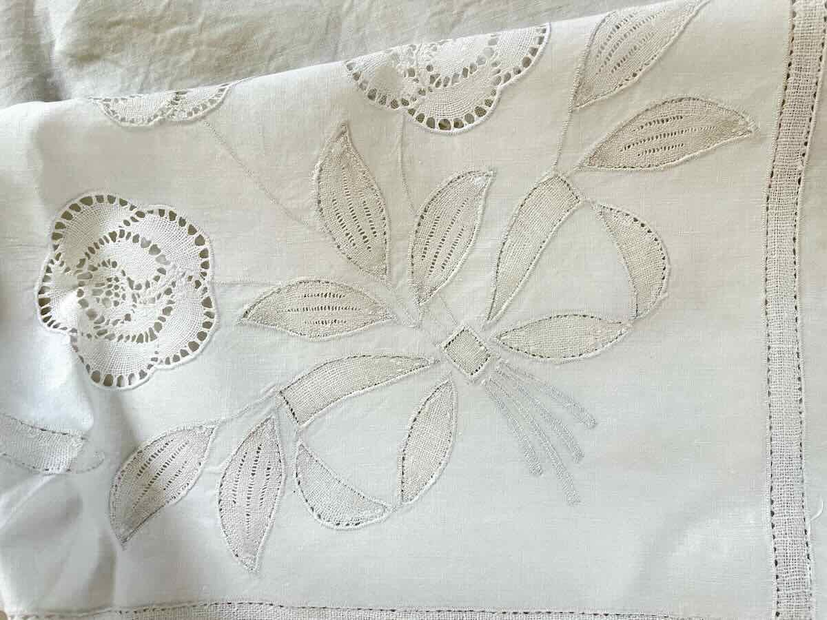 Parure  lin , incrustations en dentelle aux fuseaux du Puy entièrement main - Linge Ancien-photo-2