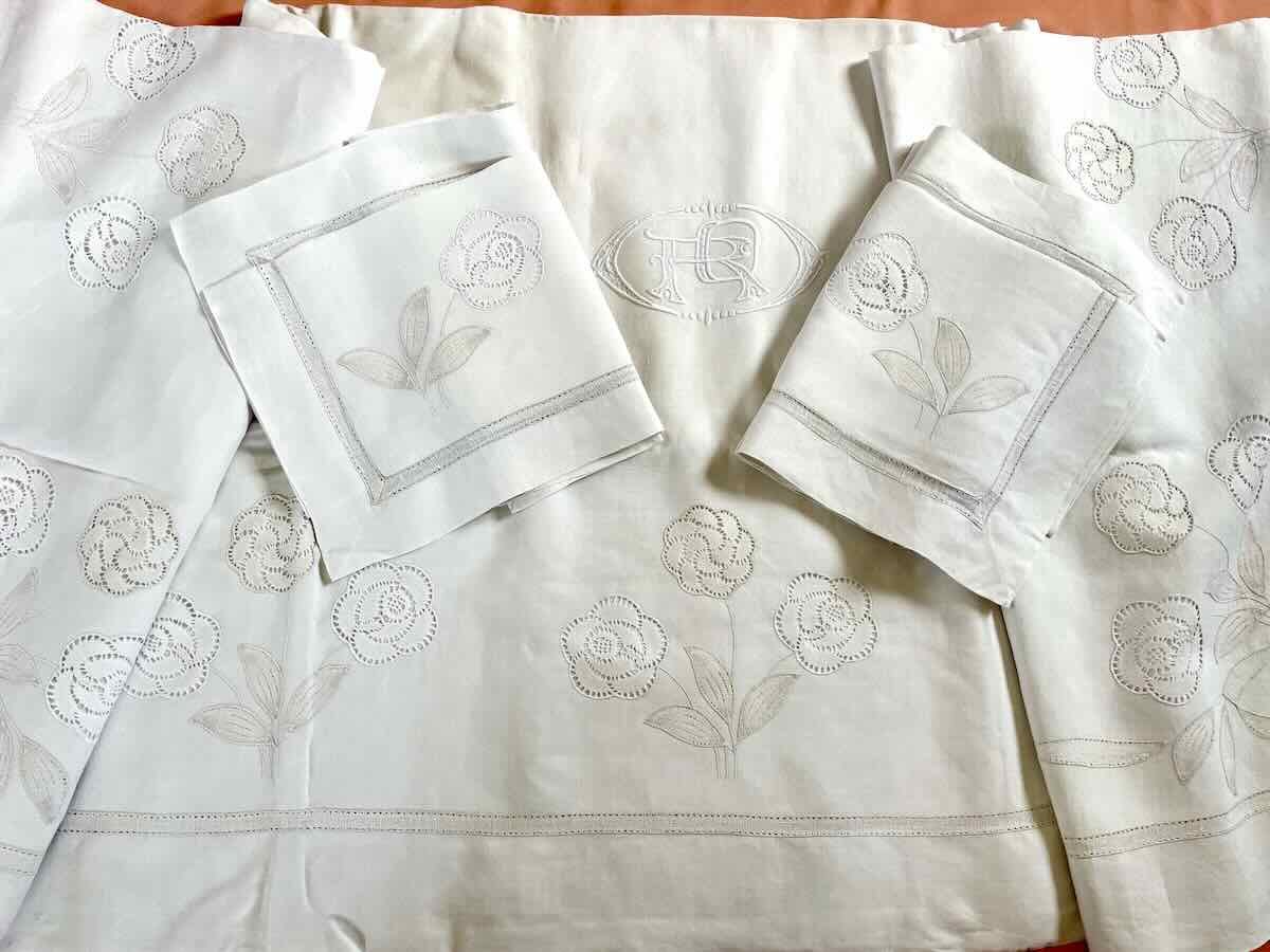 Parure  lin , incrustations en dentelle aux fuseaux du Puy entièrement main - Linge Ancien