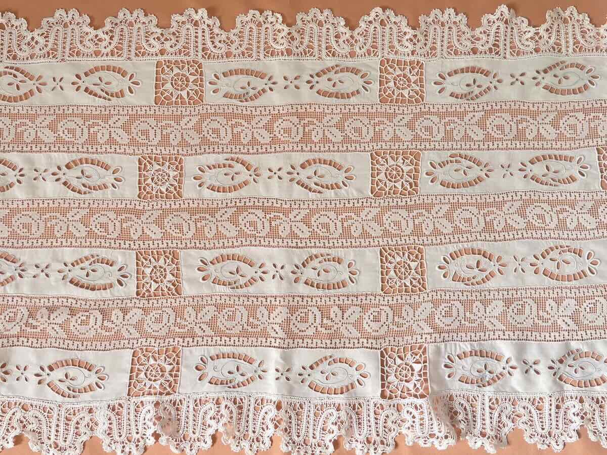 Grand napperon,chemin de table en broderies,dentelles main sur toile fil lin-Linge Ancien-photo-1