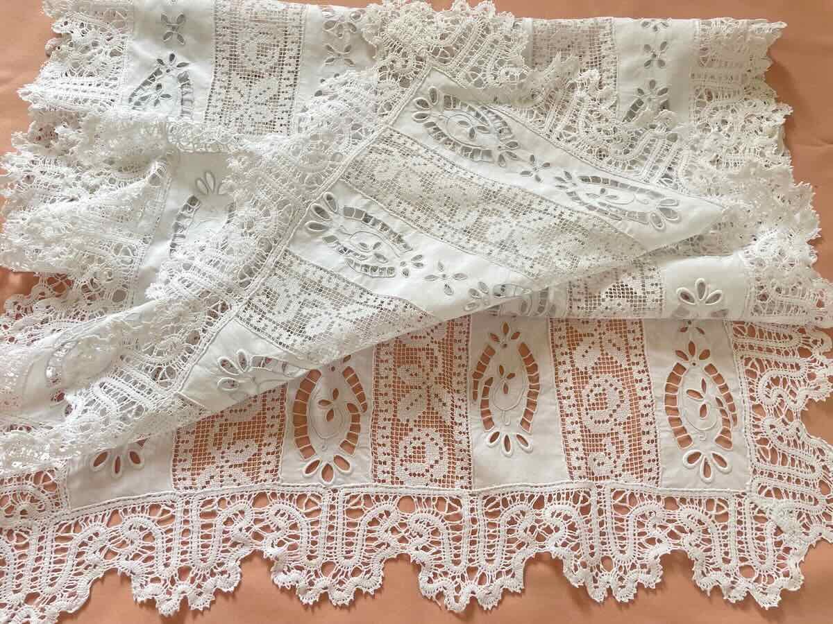 Grand napperon,chemin de table en broderies,dentelles main sur toile fil lin-Linge Ancien