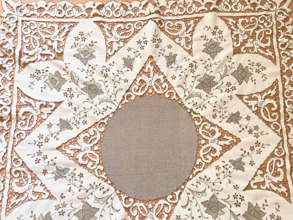 Petite nappe en broderie Richelieu sur une toile fil de lin, fil  broderie marron- Linge Ancien-photo-2