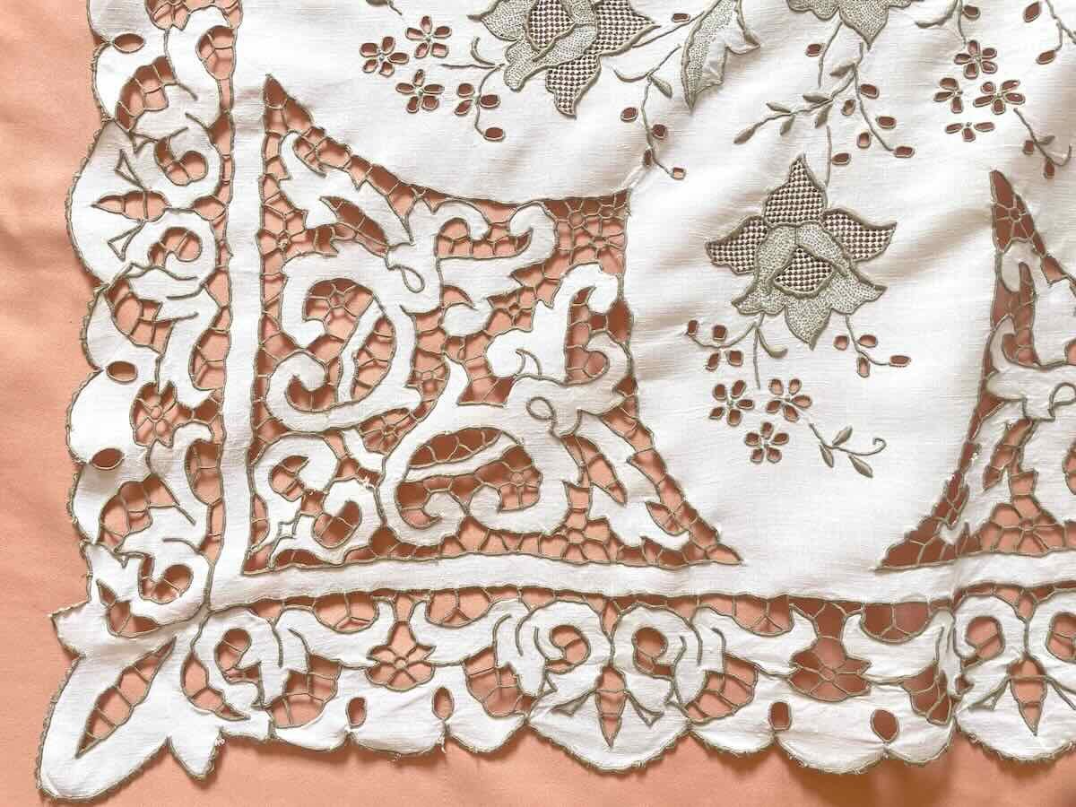 Petite nappe en broderie Richelieu sur une toile fil de lin, fil  broderie marron- Linge Ancien-photo-3