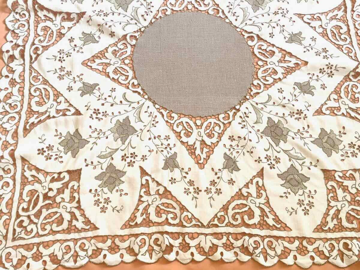 Petite nappe en broderie Richelieu sur une toile fil de lin, fil  broderie marron- Linge Ancien-photo-4