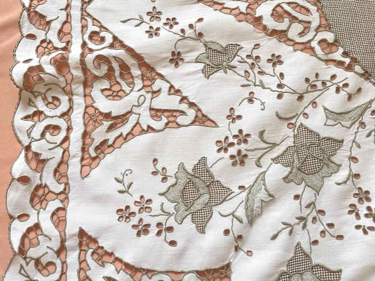 Petite nappe en broderie Richelieu sur une toile fil de lin, fil  broderie marron- Linge Ancien-photo-1