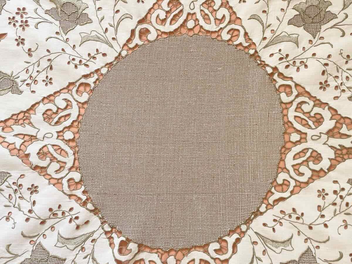 Petite nappe en broderie Richelieu sur une toile fil de lin, fil  broderie marron- Linge Ancien-photo-2