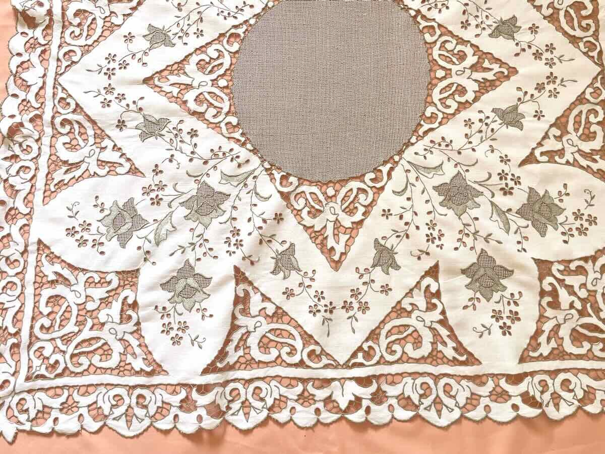 Petite nappe en broderie Richelieu sur une toile fil de lin, fil  broderie marron- Linge Ancien-photo-3