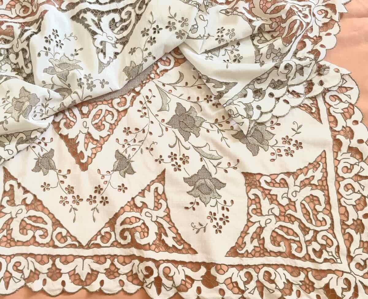 Petite nappe en broderie Richelieu sur une toile fil de lin, fil  broderie marron- Linge Ancien-photo-4