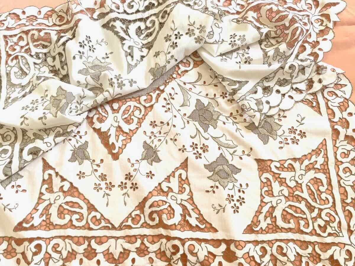 Petite nappe en broderie Richelieu sur une toile fil de lin, fil  broderie marron- Linge Ancien