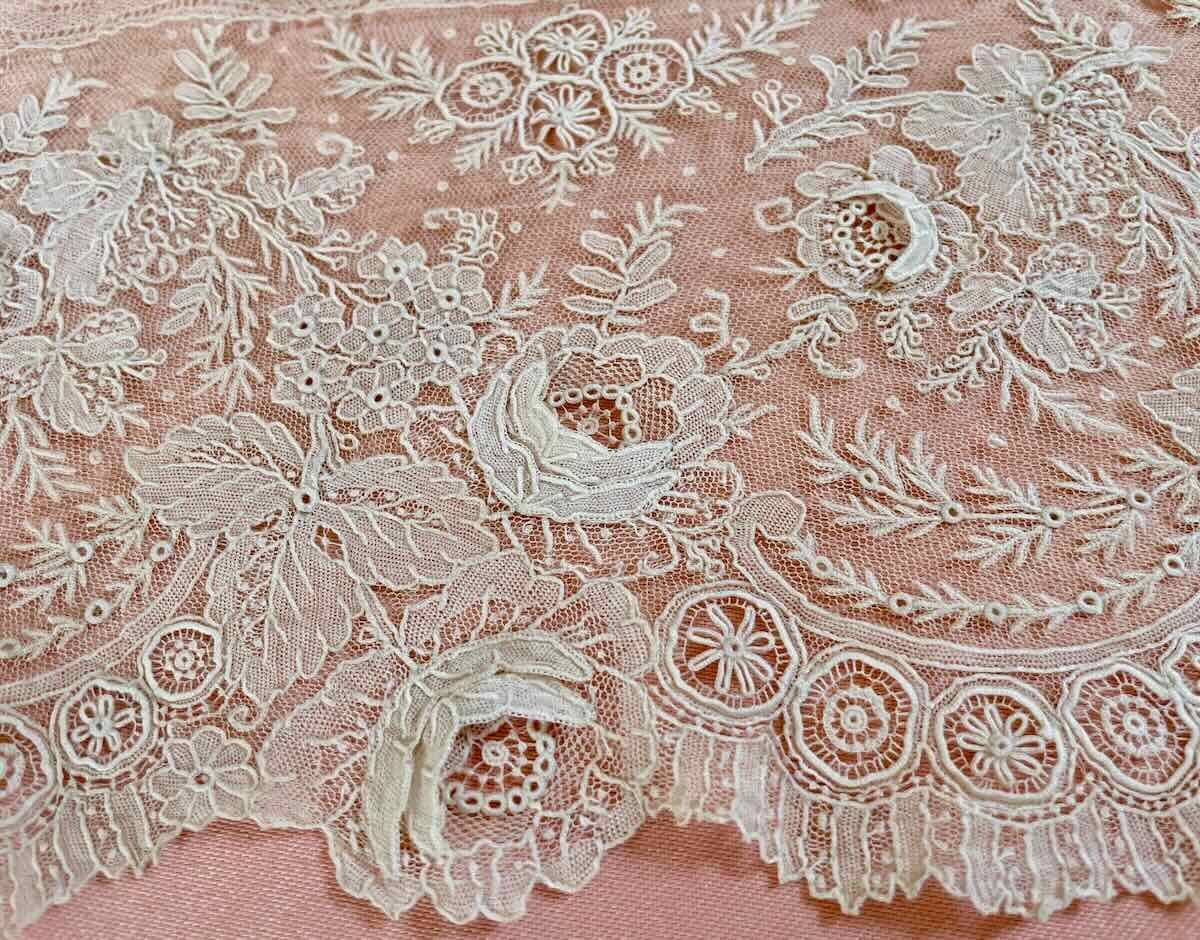 Needle Lace In Gauze Stitch, Floral Motifs, Roses, Foliage - Late 19th Century Antique Linen-photo-4
