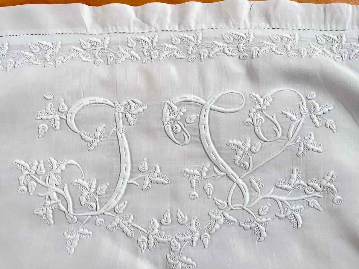 Pair Of "jv" Linen Pillowcases With Elaborate Hand Embroidery, 19th Century - Antique Linen-photo-1
