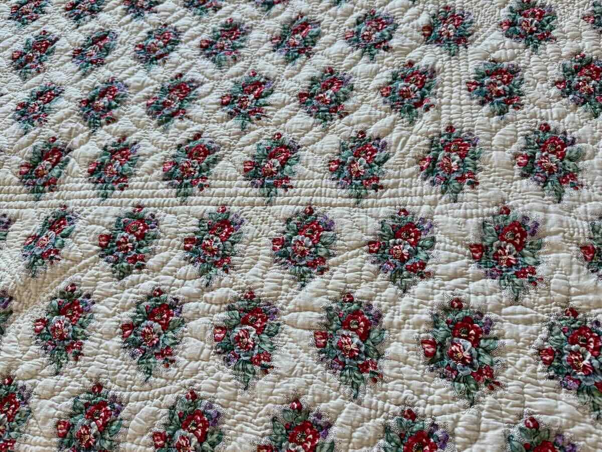 Hand-quilted Quilt: Floral Patterns, The Rest Solid White, 19th Century—antique Linen-photo-1