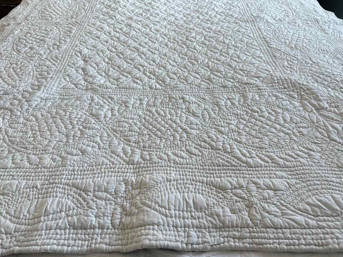 Hand-quilted Quilt: Floral Patterns, The Rest Solid White, 19th Century—antique Linen-photo-2