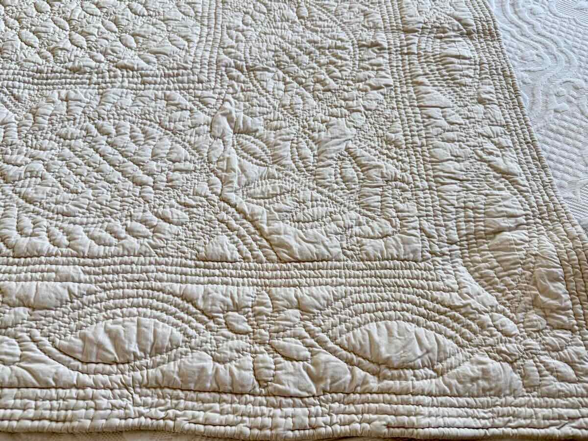 Hand-quilted Quilt: Floral Patterns, The Rest Solid White, 19th Century—antique Linen-photo-5