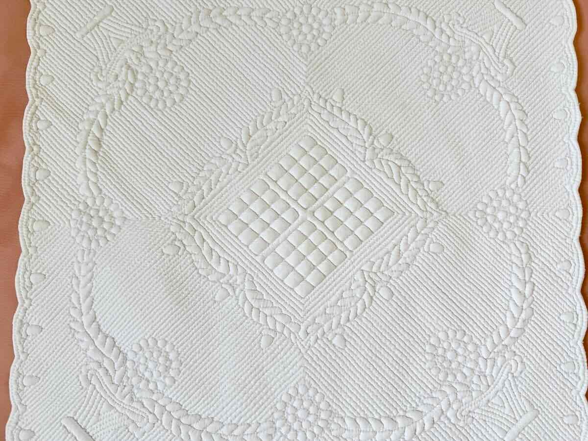 Pétasson, boutis, bébé, Provence main, coton blanc, collection- Linge Ancien-photo-4