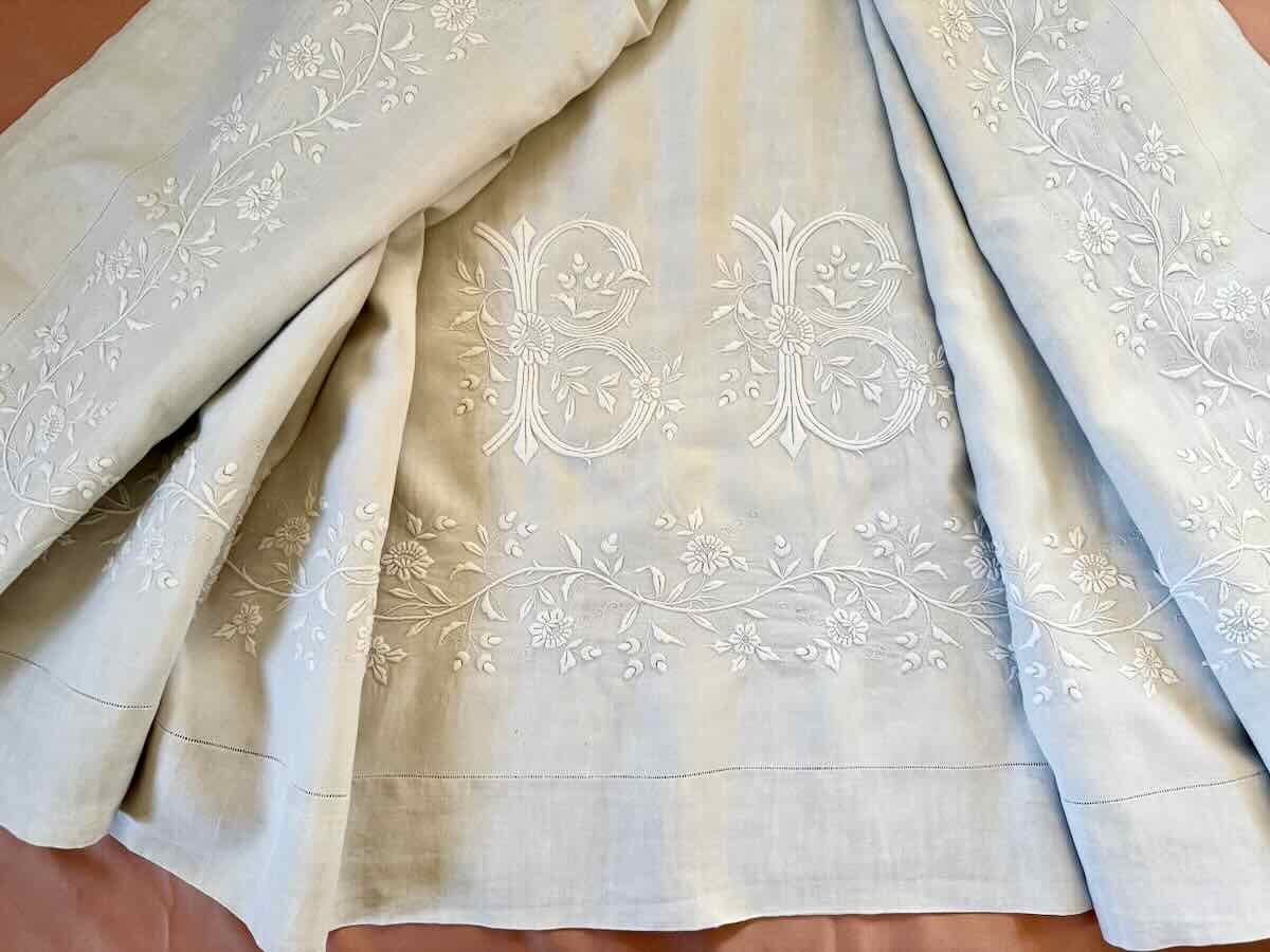 Grand drap BB,  lin fin blanc neuf, découverte retours brodés: guirlande fleurie