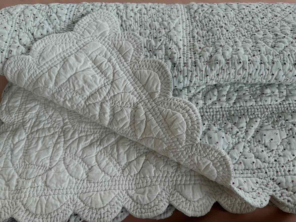 Hand-quilted, Scalloped Quilt: Double-sided With Delicate Provençal Motifs-photo-2