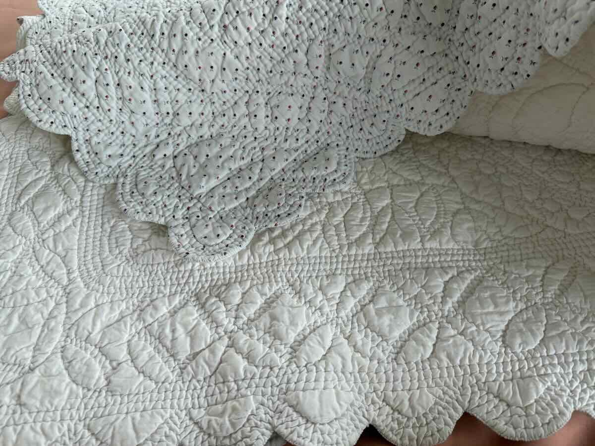 Hand-quilted, Scalloped Quilt: Double-sided With Delicate Provençal Motifs-photo-3