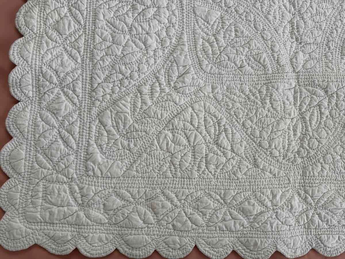 Hand-quilted, Scalloped Quilt: Double-sided With Delicate Provençal Motifs-photo-2