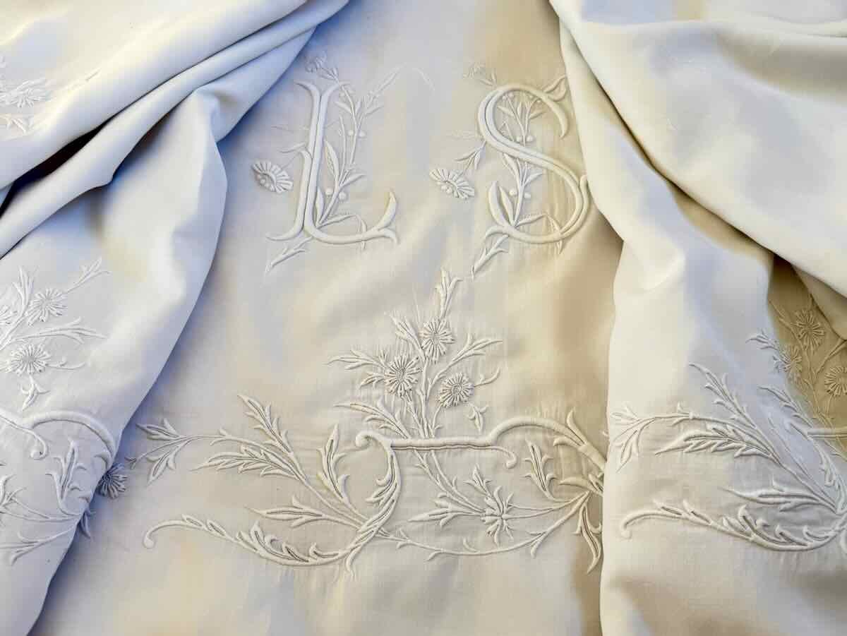 Rare 3-meter-wide Sheet Made Of White Linen Thread, Featuring A Large Hand-embroidered Design - Antique Linen-photo-2