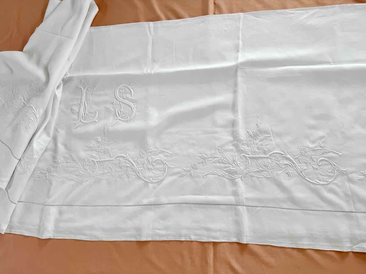 Rare 3-meter-wide Sheet Made Of White Linen Thread, Featuring A Large Hand-embroidered Design - Antique Linen-photo-3