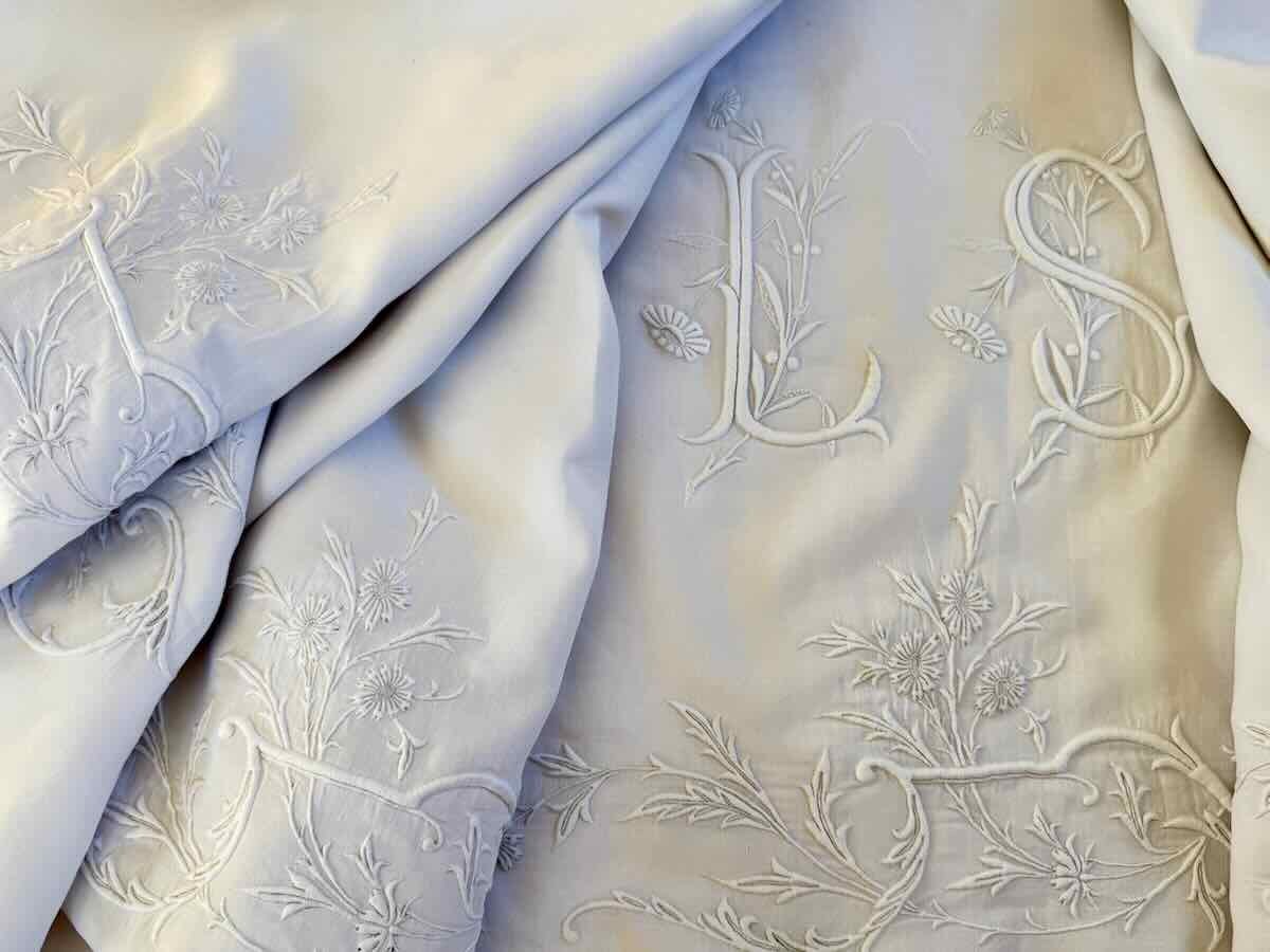Rare 3-meter-wide Sheet Made Of White Linen Thread, Featuring A Large Hand-embroidered Design - Antique Linen-photo-4