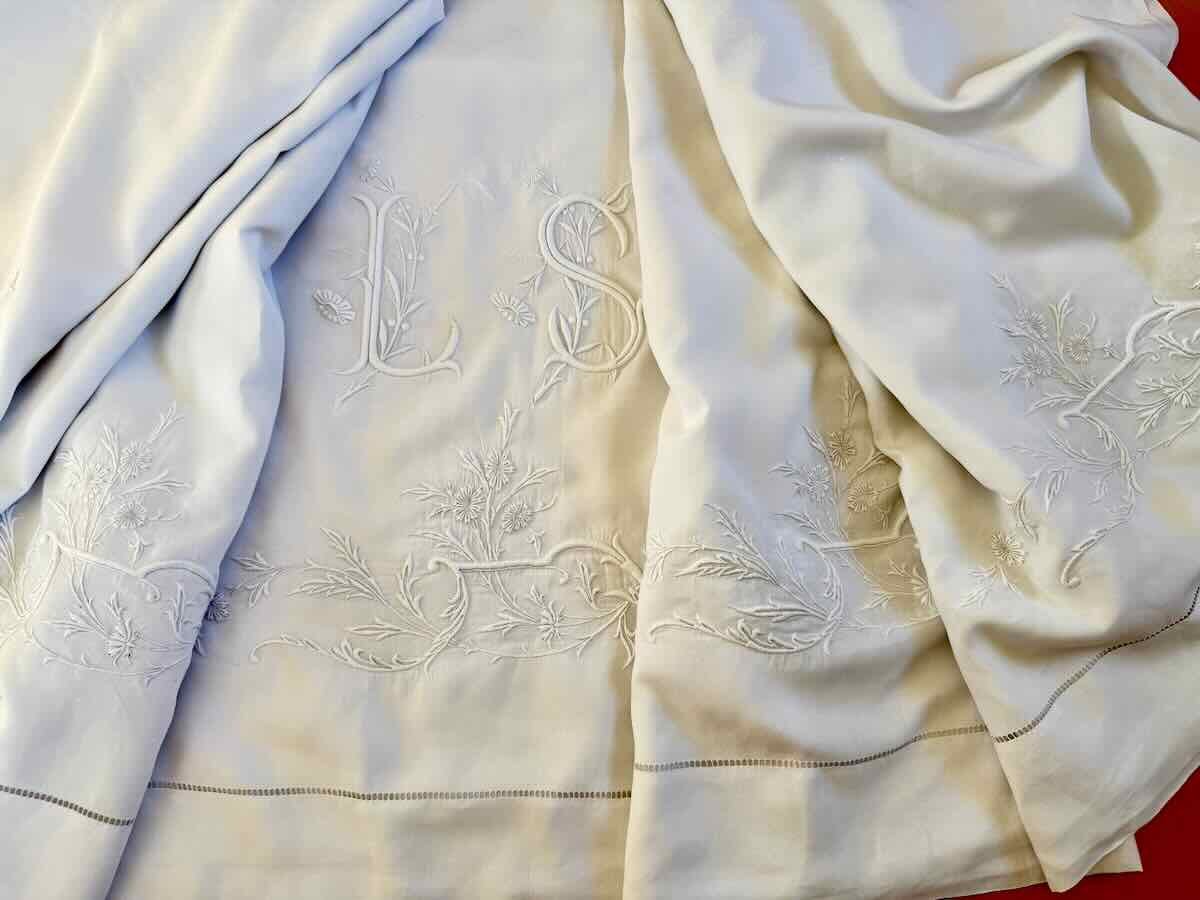 Rare 3-meter-wide Sheet Made Of White Linen Thread, Featuring A Large Hand-embroidered Design - Antique Linen-photo-2