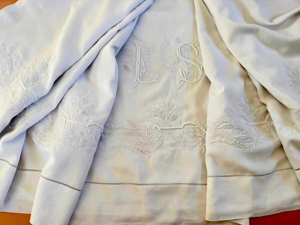Rare 3-meter-wide Sheet Made Of White Linen Thread, Featuring A Large Hand-embroidered Design - Antique Linen