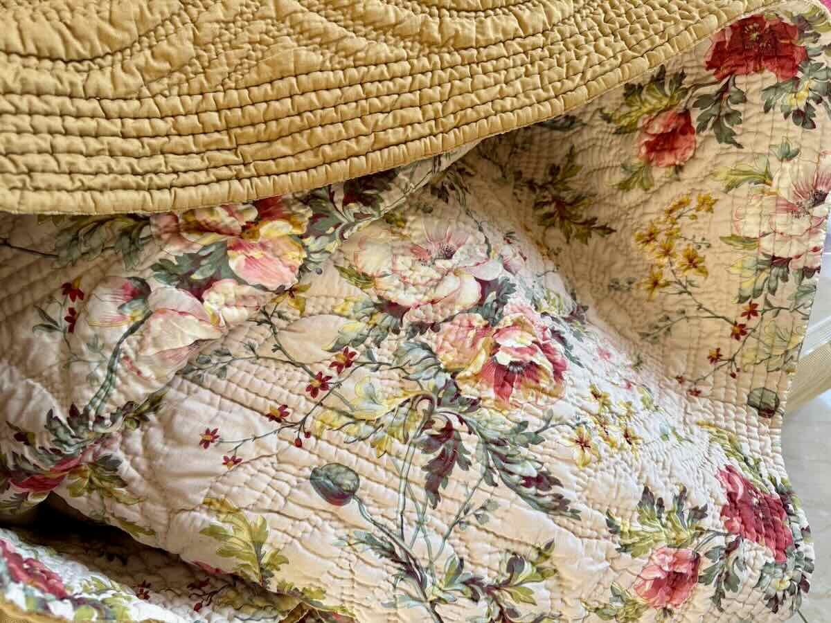 Couverture Provençale piquée main, une face motifs fleuris , l'autre marron jaune-Linge Ancien-photo-4