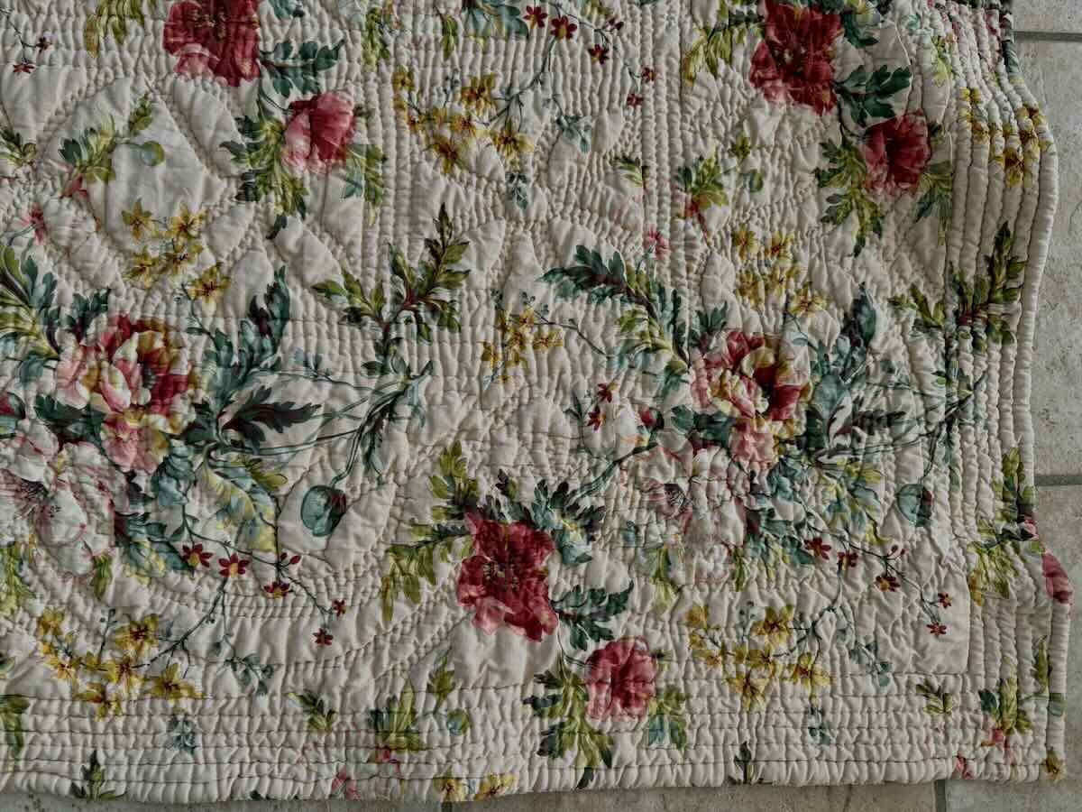 Couverture Provençale piquée main, une face motifs fleuris , l'autre marron jaune-Linge Ancien-photo-1