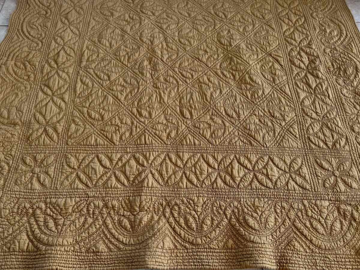Couverture Provençale piquée main, une face motifs fleuris , l'autre marron jaune-Linge Ancien-photo-2