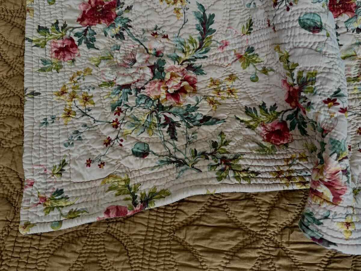 Couverture Provençale piquée main, une face motifs fleuris , l'autre marron jaune-Linge Ancien-photo-3