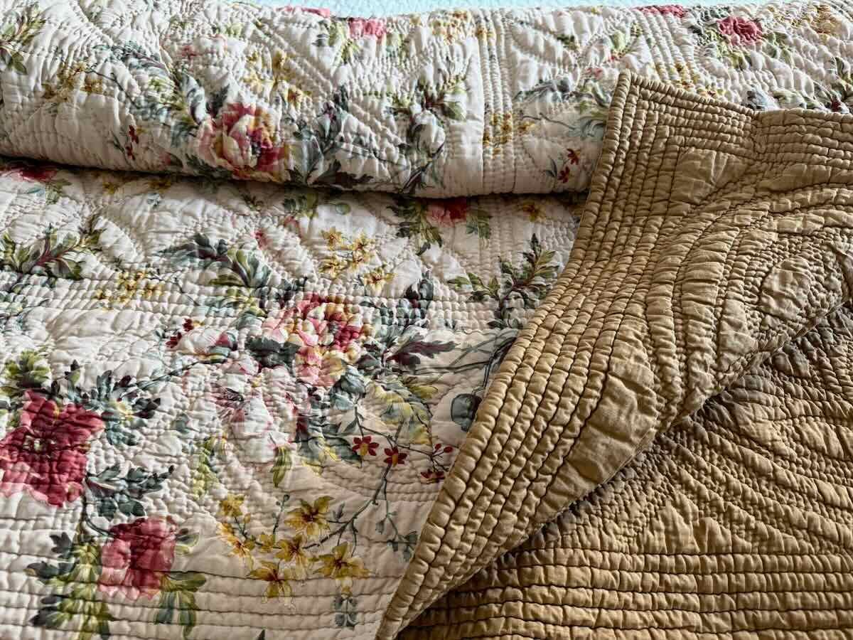 Couverture Provençale piquée main, une face motifs fleuris , l'autre marron jaune-Linge Ancien